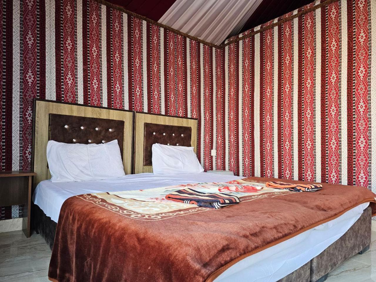 Bed and Breakfast Beduin Star Trail Camp à Wadi Rum Extérieur photo