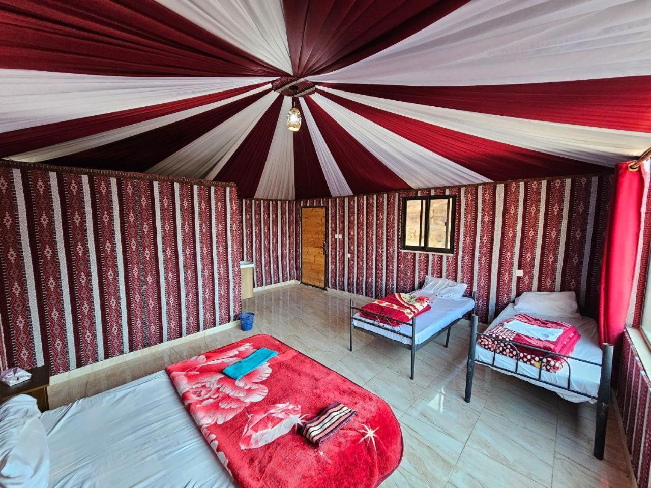 Bed and Breakfast Beduin Star Trail Camp à Wadi Rum Extérieur photo