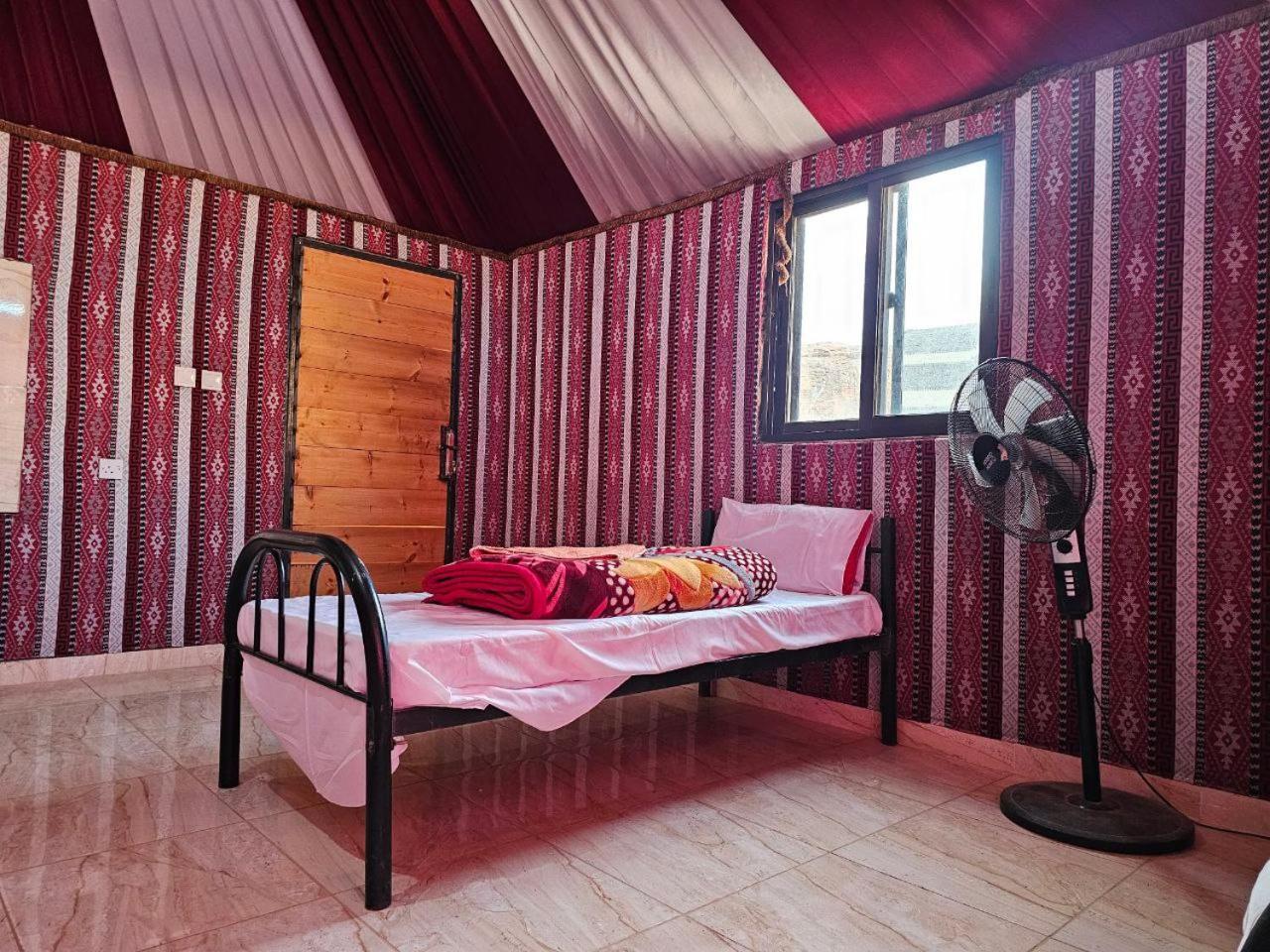 Bed and Breakfast Beduin Star Trail Camp à Wadi Rum Extérieur photo
