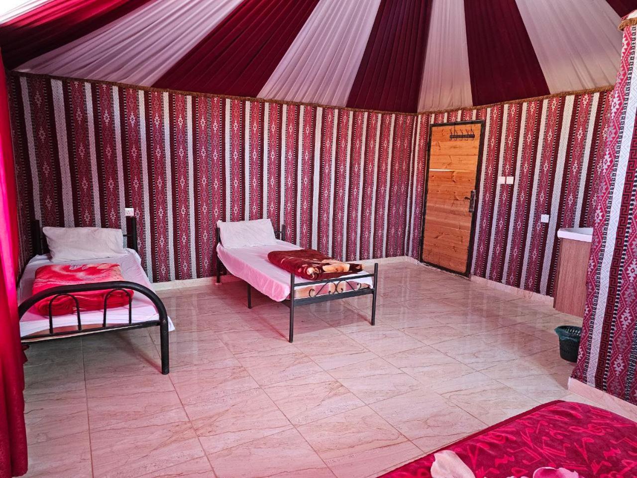 Bed and Breakfast Beduin Star Trail Camp à Wadi Rum Extérieur photo