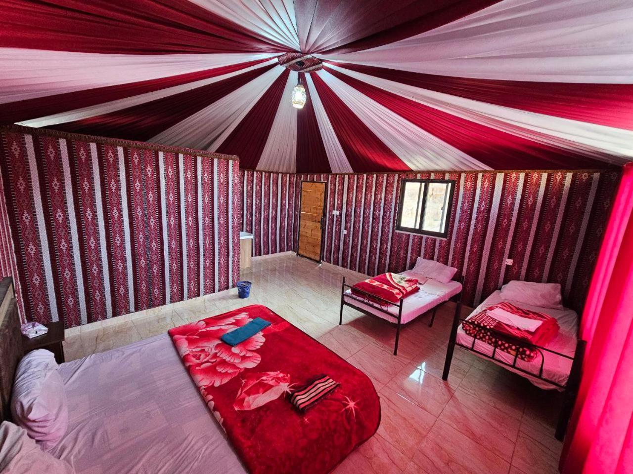Bed and Breakfast Beduin Star Trail Camp à Wadi Rum Extérieur photo
