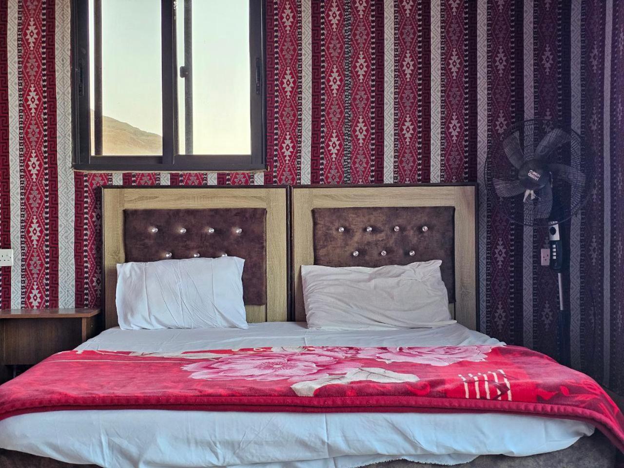Bed and Breakfast Beduin Star Trail Camp à Wadi Rum Extérieur photo