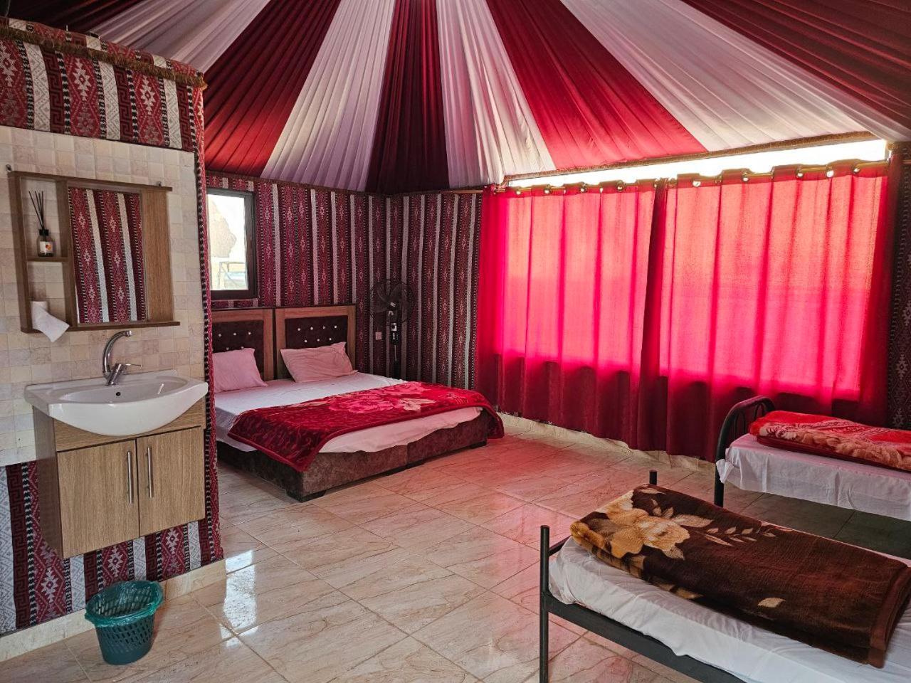 Bed and Breakfast Beduin Star Trail Camp à Wadi Rum Extérieur photo