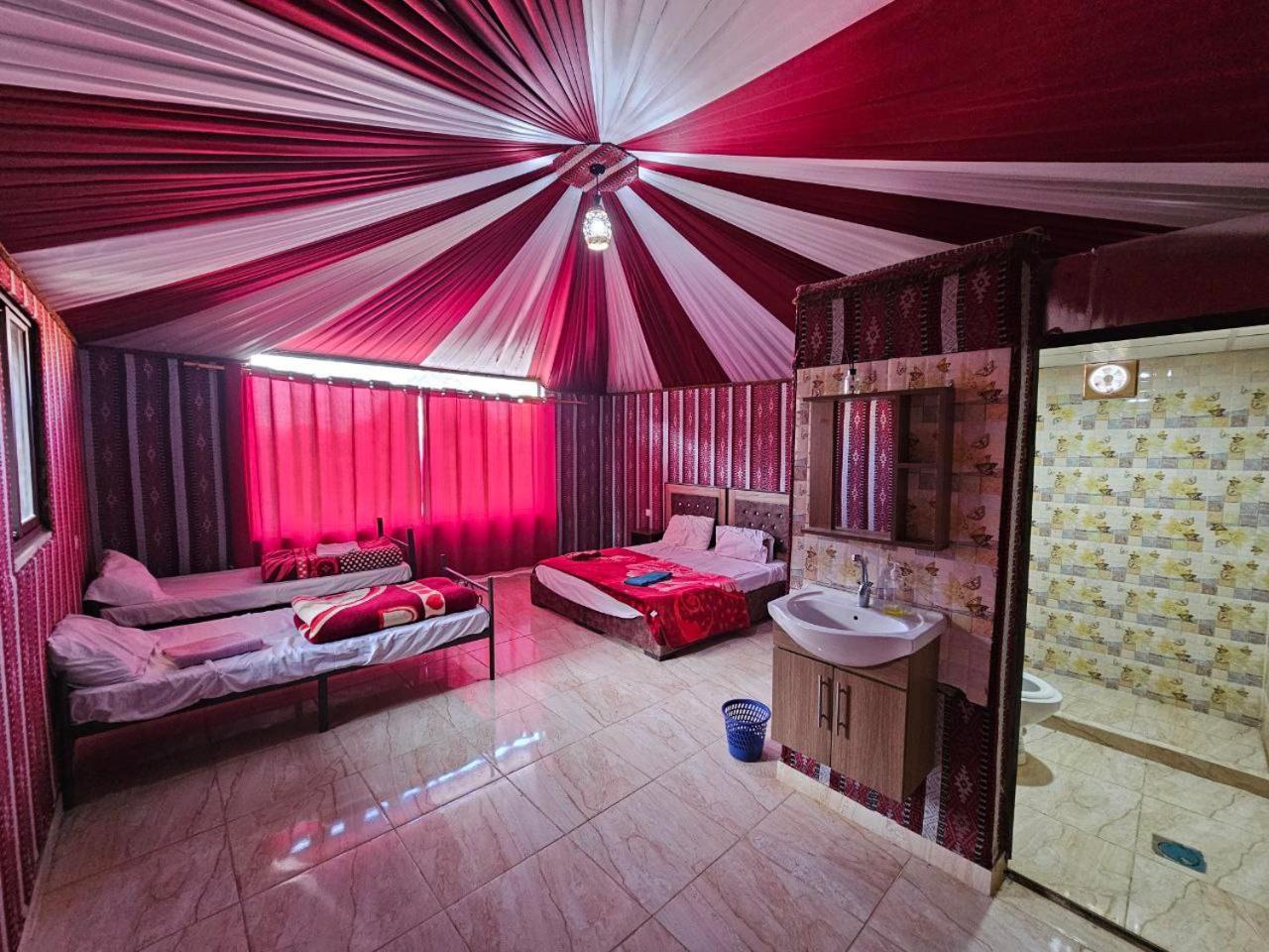 Bed and Breakfast Beduin Star Trail Camp à Wadi Rum Extérieur photo