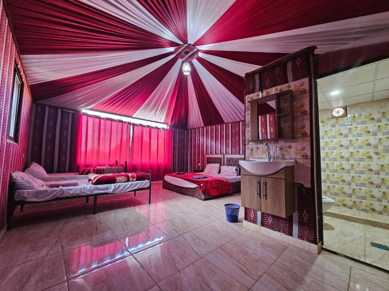 Bed and Breakfast Beduin Star Trail Camp à Wadi Rum Extérieur photo