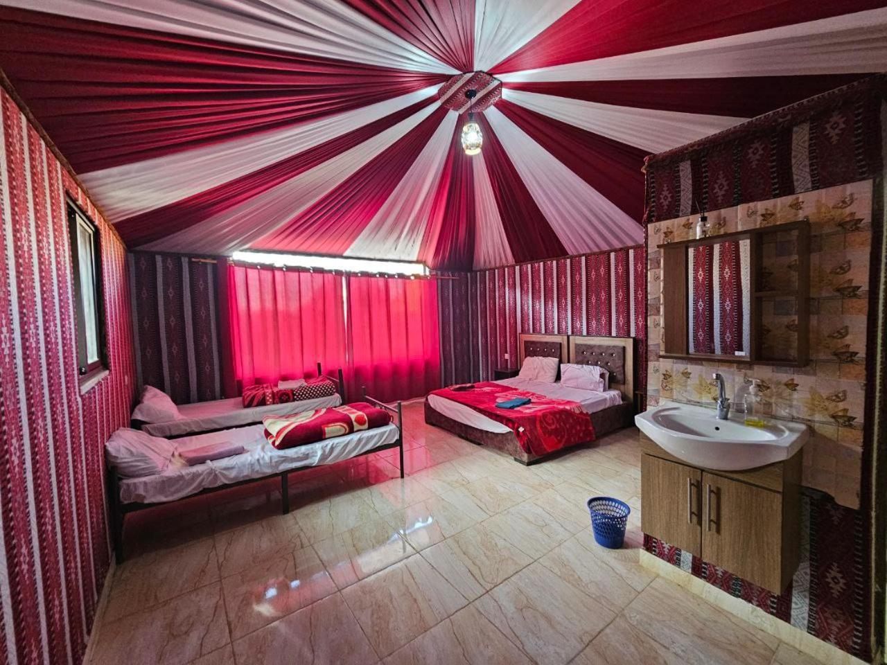 Bed and Breakfast Beduin Star Trail Camp à Wadi Rum Extérieur photo