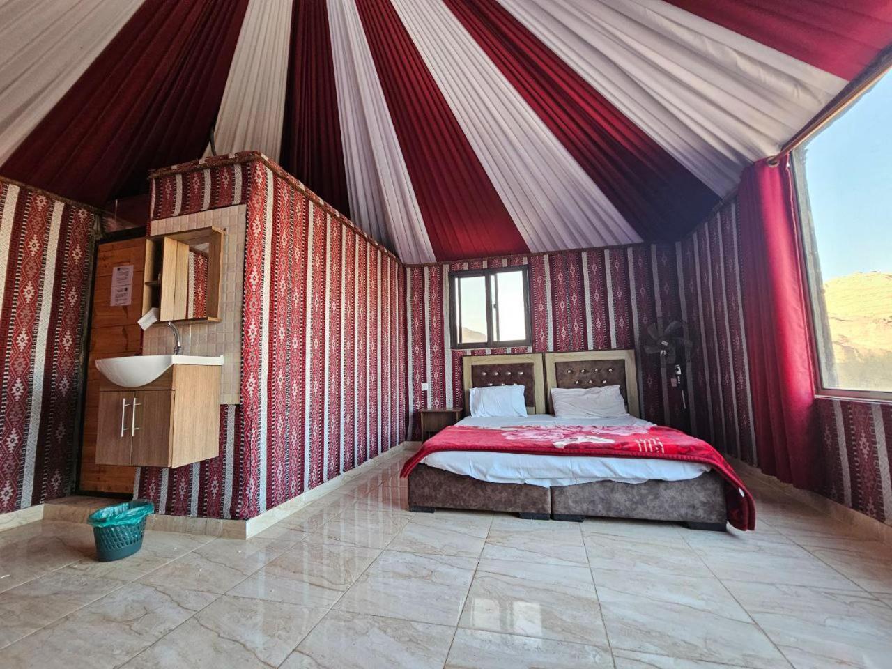 Bed and Breakfast Beduin Star Trail Camp à Wadi Rum Extérieur photo