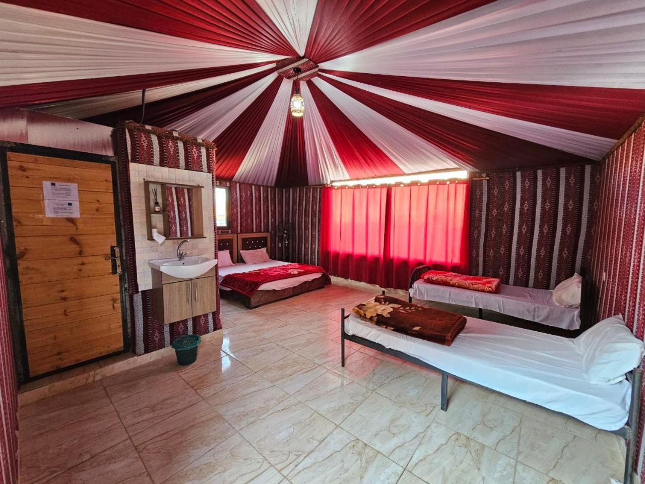Bed and Breakfast Beduin Star Trail Camp à Wadi Rum Extérieur photo